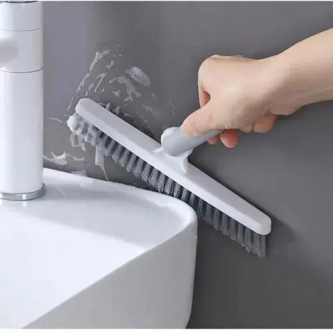 Balai brosse MopAngle qui nettoie le coin des toilettes